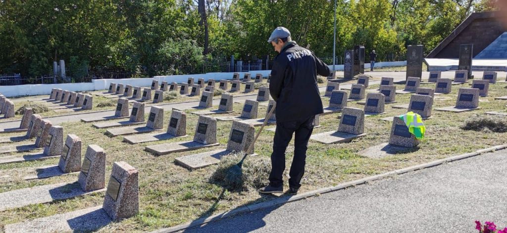 Підтримуємо у належному стані меморіальні комплекси та військові поховання