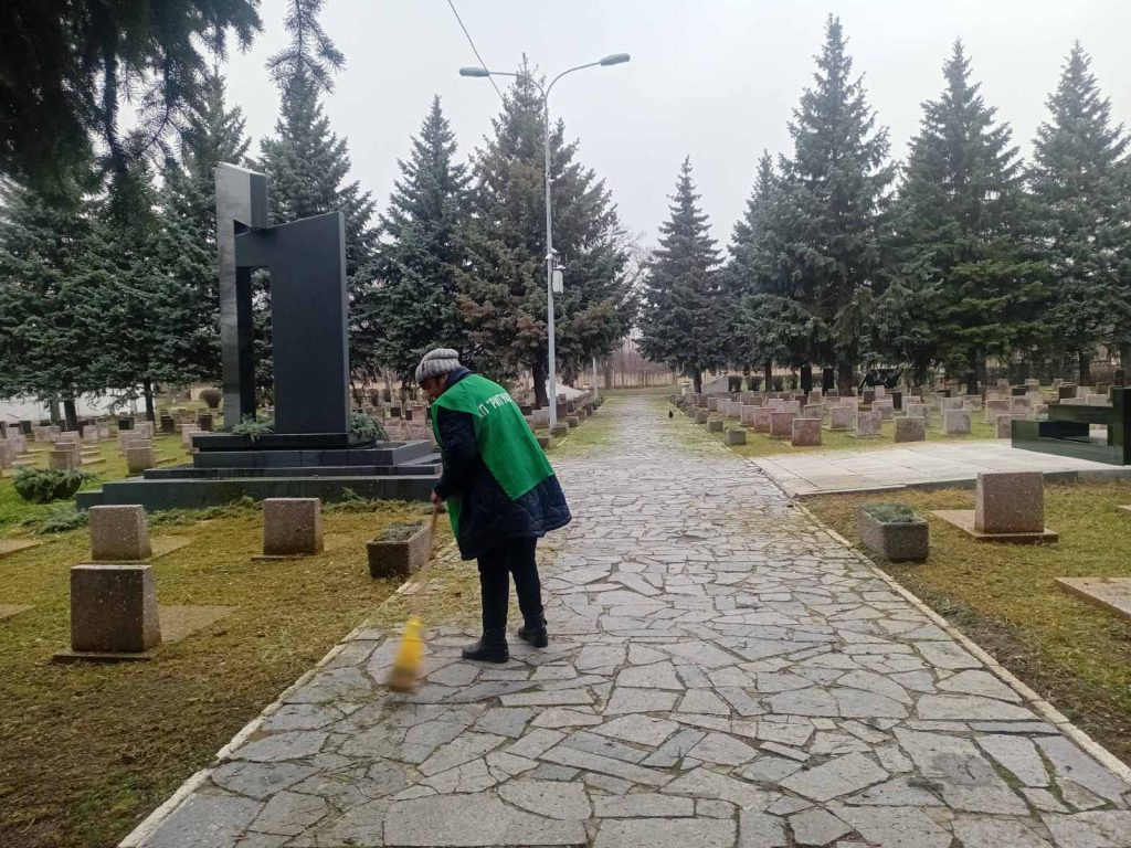 Виконуємо роботи з прибирання та благоустрою території