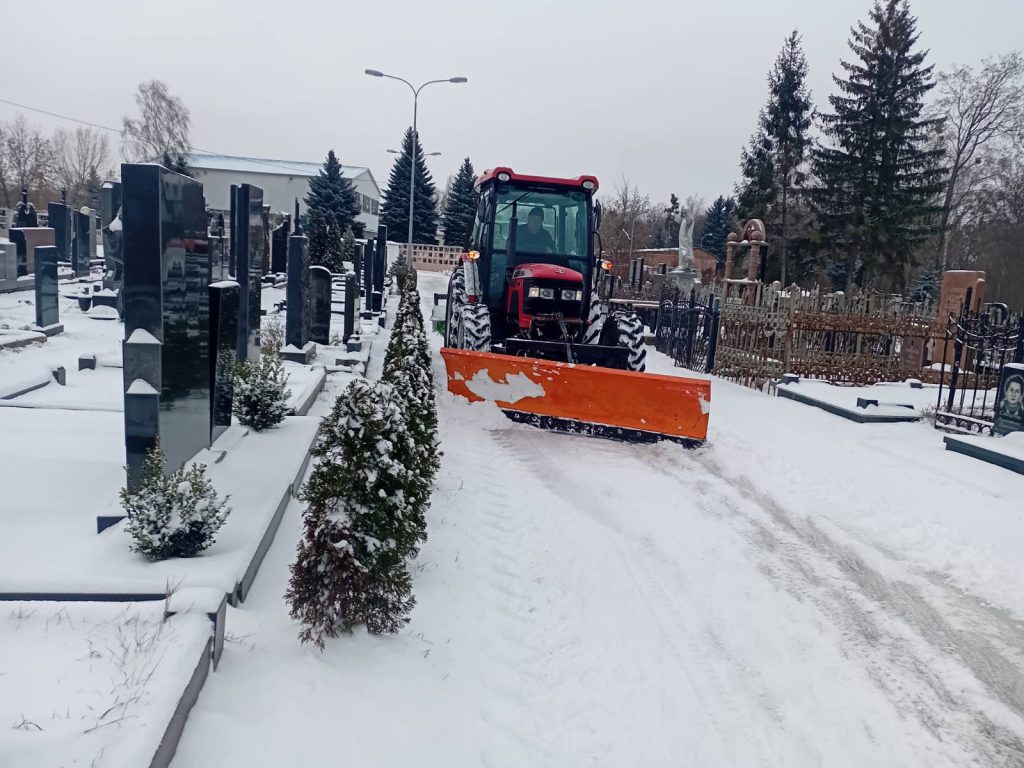 Розчищаємо від снігу територію кладовищ та меморіалів