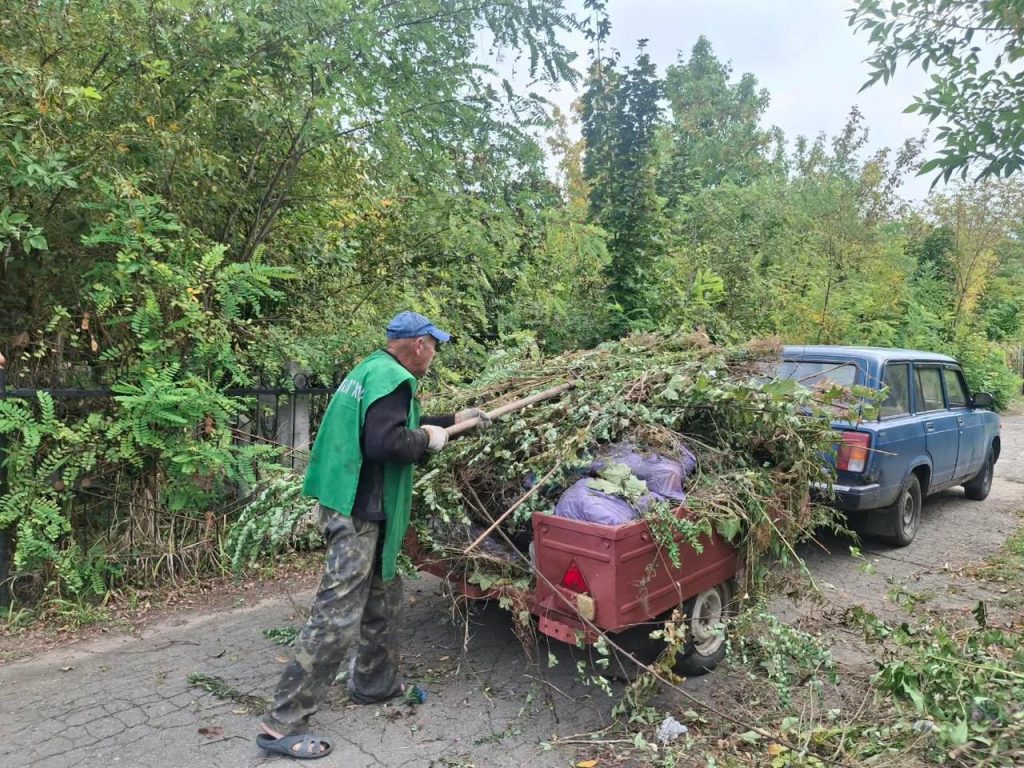 Впорядкували 5 га території міських кладовищ