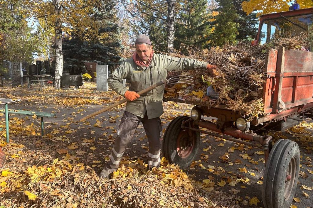 За минулий тиждень було прибрано 25 га територій кладовищ та меморіалів