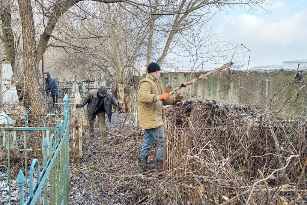 Комунальники обробляють центральні та прилеглі алеї кладовищ протиожеледною сумішшю